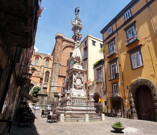 Monumenti napoletani: l’obelisco di San Gennaro, il più antico della città