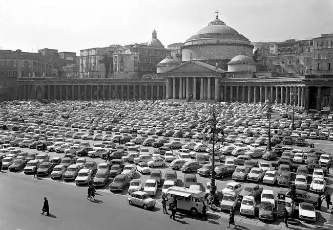 Lo sapevate? Piazza del Plebiscito è la piazza più grande di Napoli e fu usata anche come parcheggio