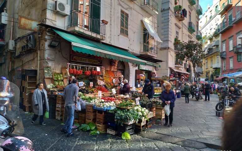 Tra le bancarelle della Pignasecca: suoni e colori del mercato più antico di Napoli