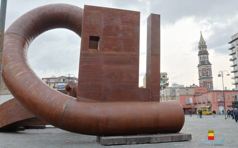 “Ridateci piazza Mercato”. La protestano dei ragazzini contro la scultura gigante dell’artista Milot