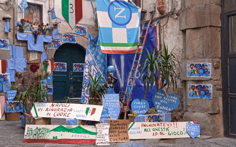 Festa per lo Scudetto: gara tra i vicoli a chi ha l’addobbo più bello. Ma non tutti sono contenti