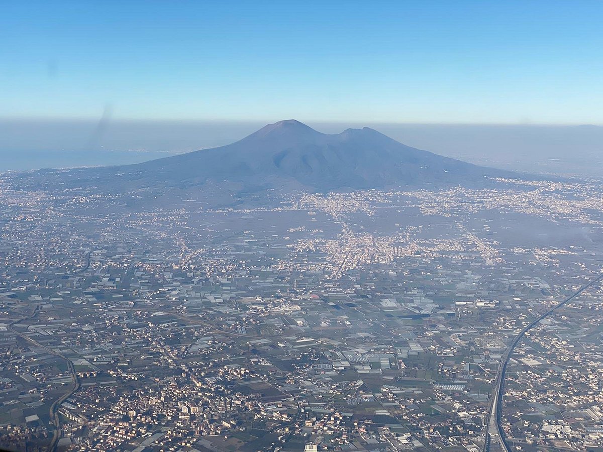 Chi ha paura del Vesuvio? Come la presenza del vulcano ha influito sul carattere dei napoletani
