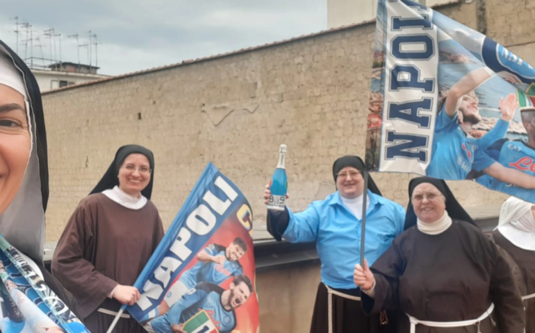 Anche la Chiesa festeggia lo Scudetto: a Napoli suore e parroci in maglia azzurra