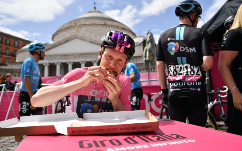 Il Giro d’Italia rosa e azzurro per rimarcare quanto è bella Napoli ciclabile