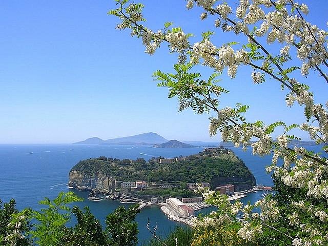 Il Parco del Virgiliano: la storia del sito napoletano che vanta il panorama più famoso del mondo