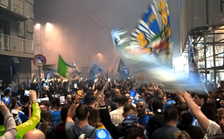 Migliaia in strada per il Napoli: la notte più lunga di sempre