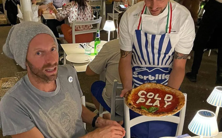 I Coldplay a Napoli, tra la pizza di Sorbillo, il giro al Castel dell’Ovo e un mega concerto da tutto esaurito