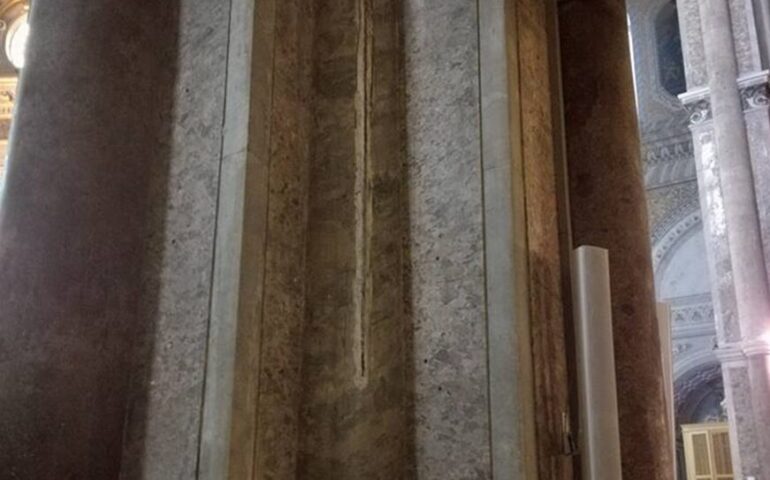 Lo sapevate? Che cosa ci fa un’asta di ferro infilata in un pilastro del Duomo di Napoli da oltre 600 anni?