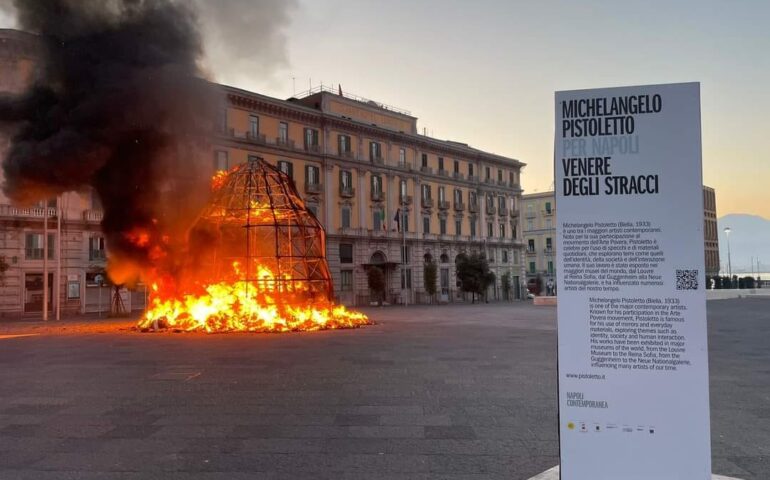 Napoli, distrutta da un incendio la Venere degli Stracci in Piazza Municipio