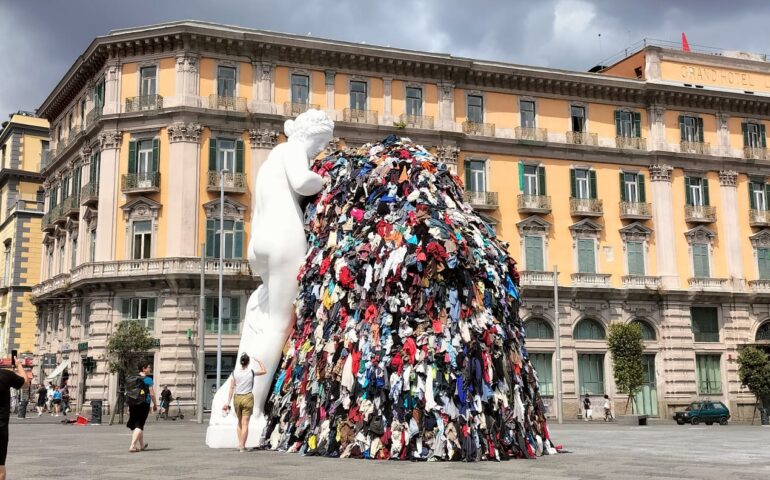 Piazza Municipio si prepara ad accogliere di nuovo la Venere degli Stracci risorta dalle ceneri