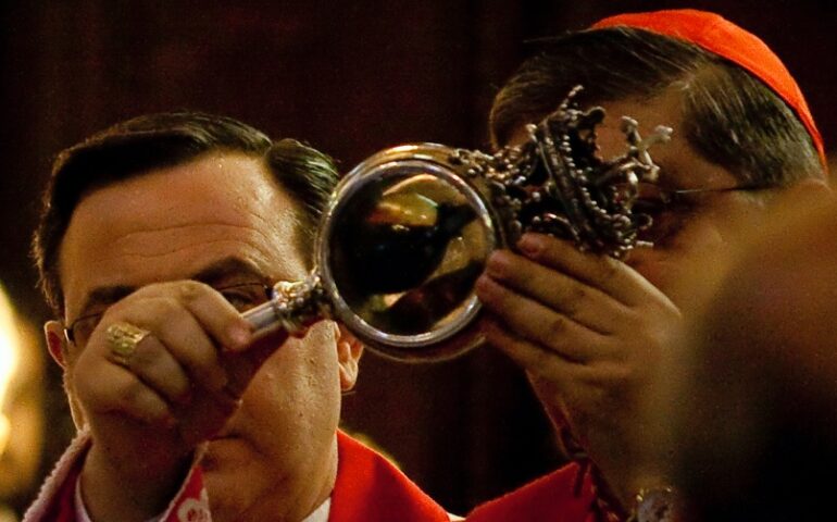 Il miracolo di San Gennaro e il sangue che non si scioglie. Cosa è avvenuto le volte che il prodigio non si è avverato