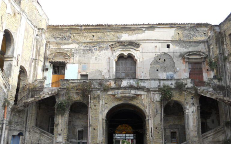 Villa Pignatelli di Montecalvo, set di “Io speriamo che me la cavo”. Storia di un luogo che fu incantevole
