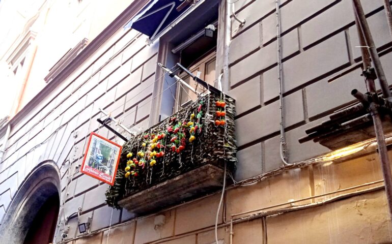 È il balconcino più famoso del centro storico. Chi è il neomelodico che da lì su fa le “serenate dall’alto”