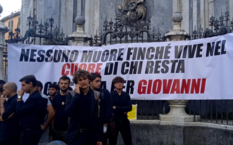 I funerali di Giovanbattista Cutolo: una piazza del Gesù commossa e arrabbiata. Napoli dice no alla violenza