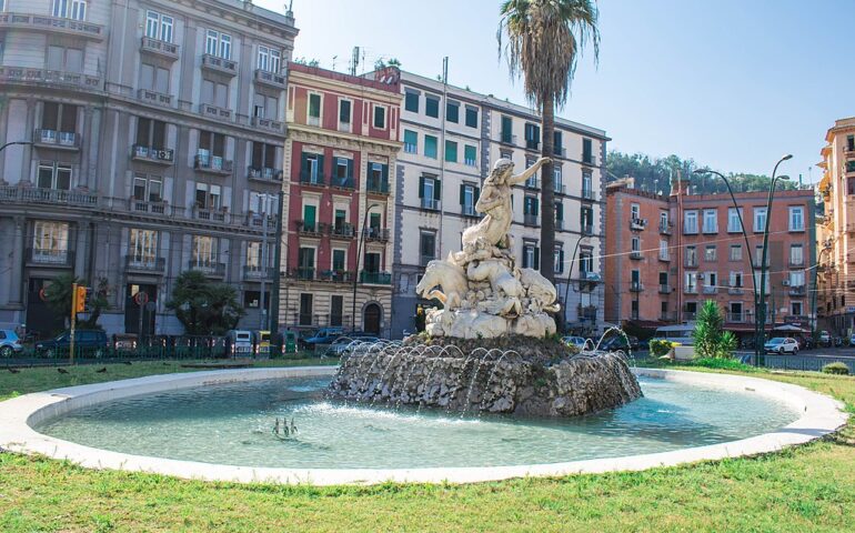 Napoli, torna a zampillare la fontana delle Sirene in piazza Sannazaro