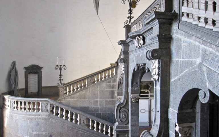 Palazzo Serra di Cassano ha il portone sbarrato da due secoli. Sapete il perché?