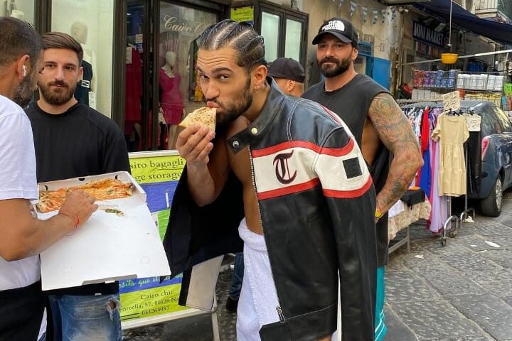 Mahmood a Napoli si gode una pizza durante le riprese del suo videoclip