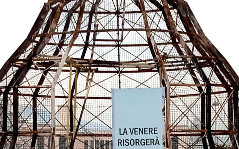 Napoli, condannato il clochard che diede fuoco alla Venere degli stracci. Polemiche per la pena inflitta