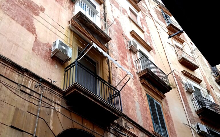 Palazzo Cammarota e Leopardi. A spasso nei Quartieri Spagnoli, scopriamo dove visse il poeta