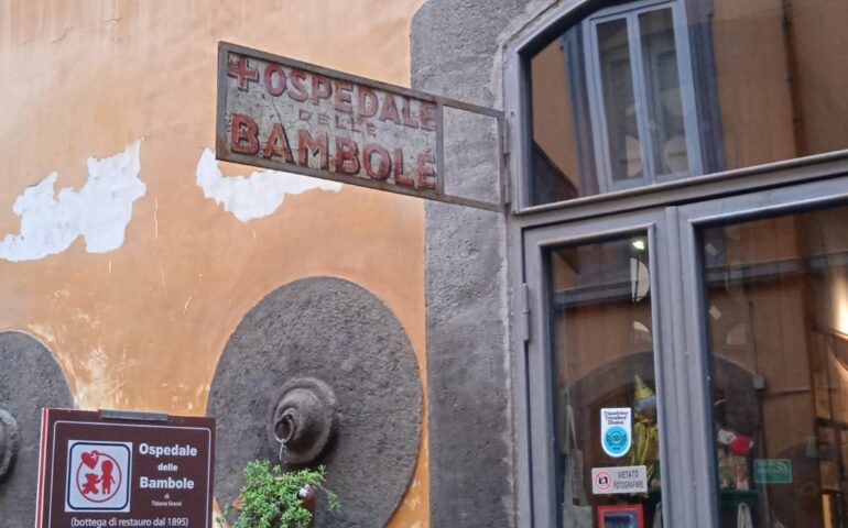 Tra i luoghi più famosi e unici di Napoli, l’Ospedale delle Bambole sfida il tempo e racconta un pezzo della nostra storia