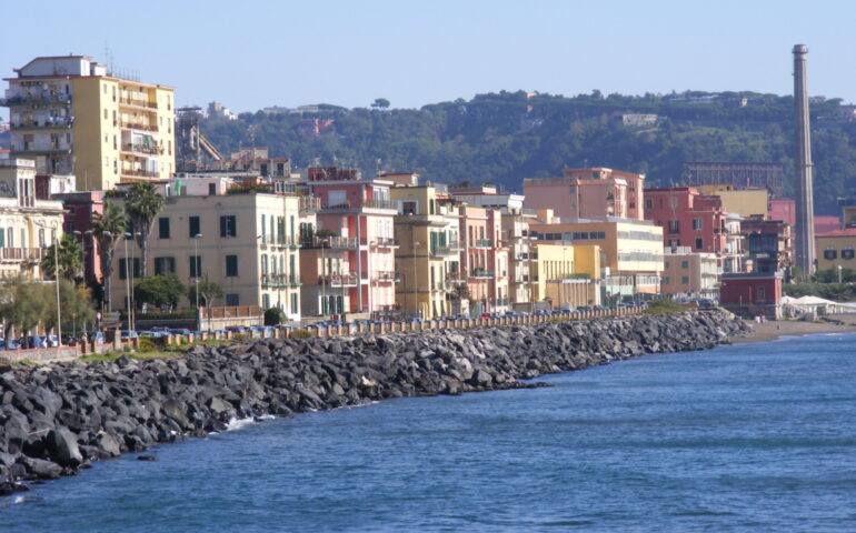 La storia di Bagnoli, tra fallimento delle ambizioni industriali e ritrovamento di quelle turistiche