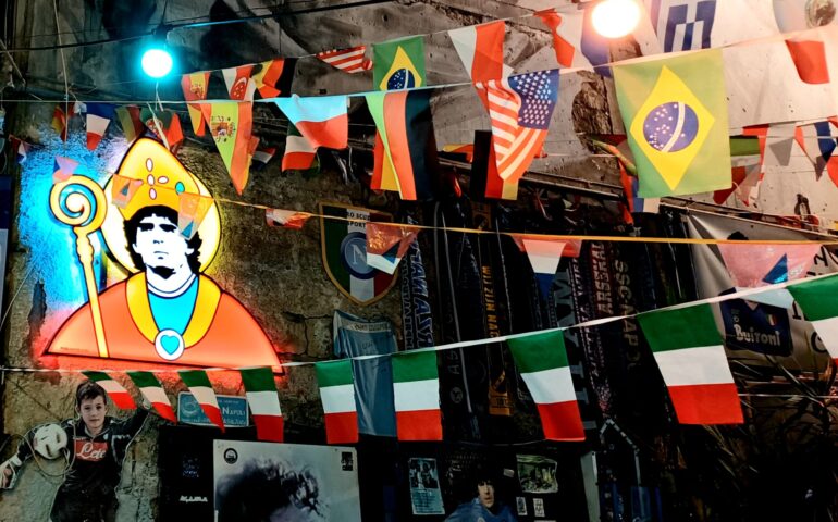 Chi c’è dietro il successo del Murale di Maradona? Ecco a voi Bostik. Una storia di passione e fede calcistica