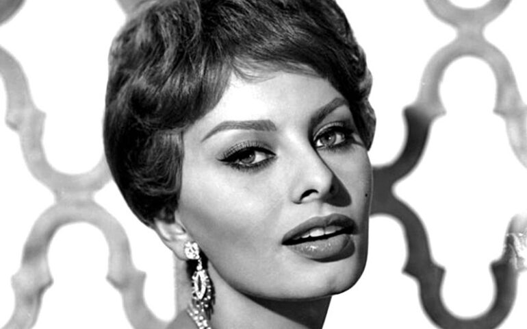 Quando Totò regalò soldi a Sophia Loren: i primi anni dell’attrice a Pozzuoli, tra povertà e fame