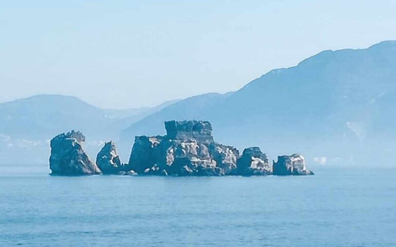 Il Mistero dello Scoglio di Rovigliano: la leggenda dimenticata del Golfo di Napoli