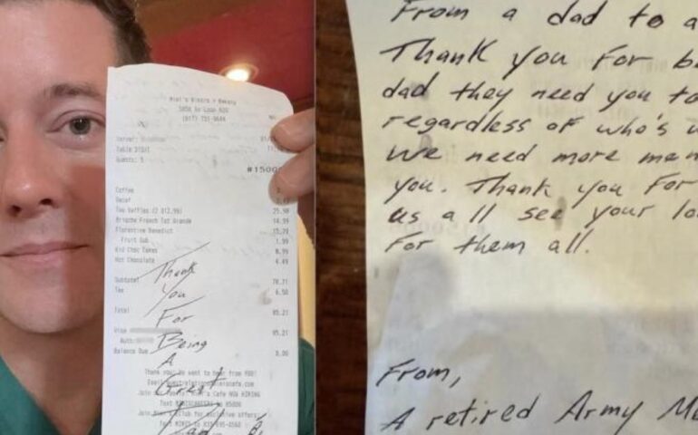Mentre gioca con i figli al ristorante, uno sconosciuto gli paga il conto. «Servono papà così»