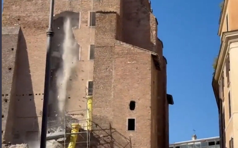 Roma, tragedia alla Torre dei Conti: l’operaio muore subito dopo il drammatico salvataggio
