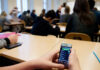 Professoressa sequestra il cellulare all’alunno: il padre la denuncia