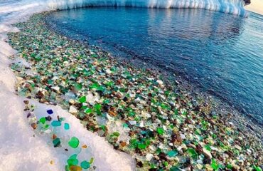 Watercolor glass beach: in Russia ecco la spiaggia arcobaleno nata da una discarica