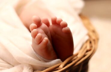 Il sindaco di Savona sfida il divieto e iscrive all’anagrafe il figlio di due donne: “Governo lontano dalla realtà”