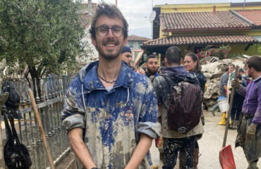 Chiede un permesso al capo per andare a spalare il fango in Emilia Romagna e viene licenziato