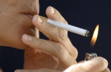 Vietato fumare all’aperto a meno di 5 metri dalle persone: nuovo divieto a Torino