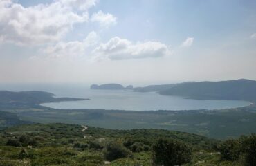 La baia di Porto Conte (Wikipedia)