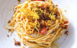 La ricetta Vistanet di oggi. Spaghetti bottarga, datterini e fiori di zucca: mare e Campidano in un colpo solo