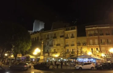 piazza yenne di notte