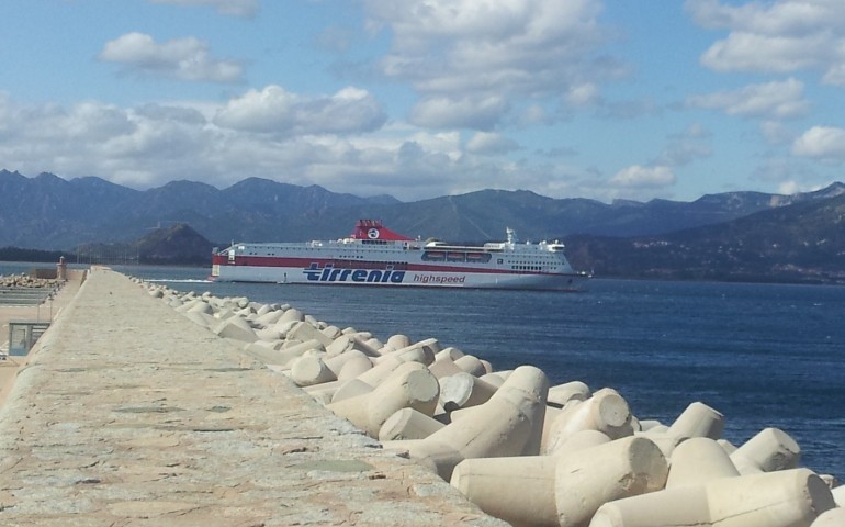 Arbatax. Unu camionista gregu s’est mortu in sa nave Tzivitavecchia