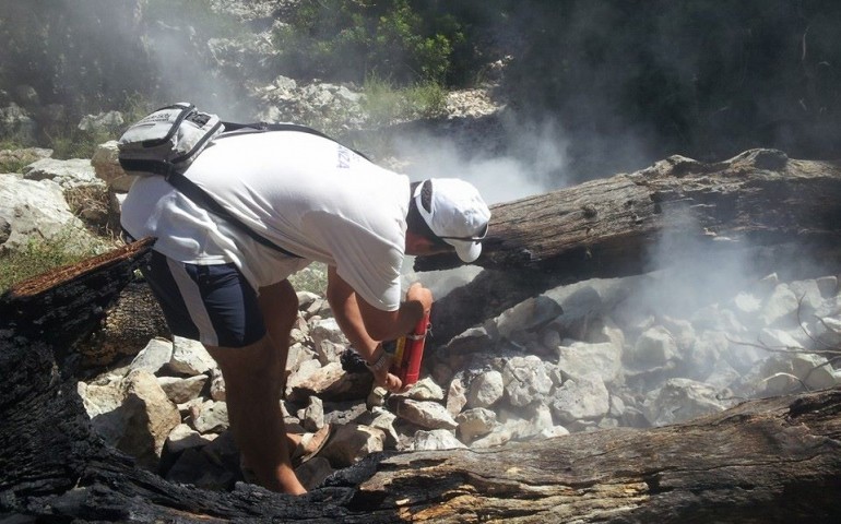 Fogu in Goloritzè. Su comunu narat basta a is acampamentos sena permissu.