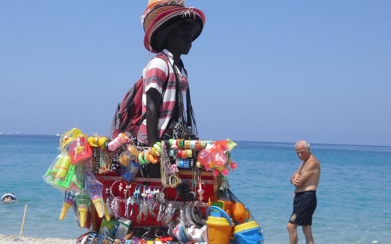 Sa Capannina: s’ambulanti nde dda scidat e issa reagit a mala manera.