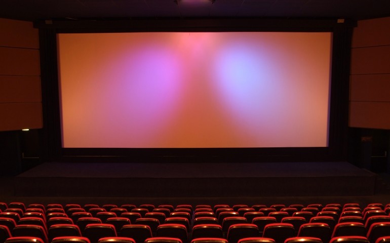 Si scambiano sms al cinema: marocchini scambiati per terroristi. Panico tra i presenti