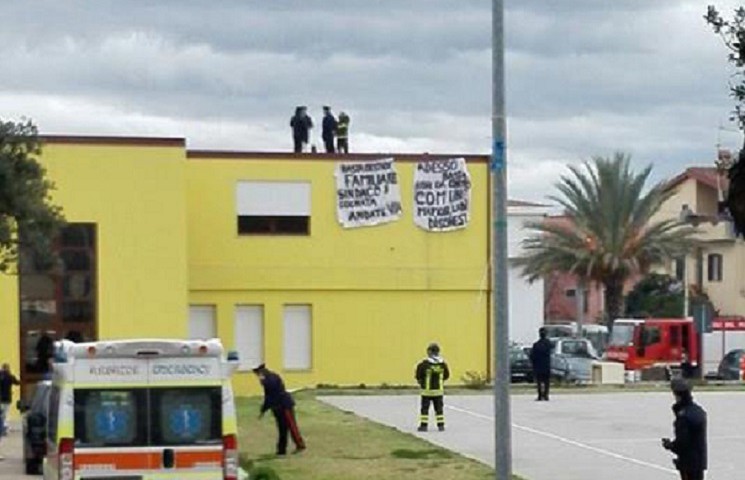 Lotzorai. Clamorosa protesta: l’ex sindaco minaccia di buttarsi dal tetto del municipio