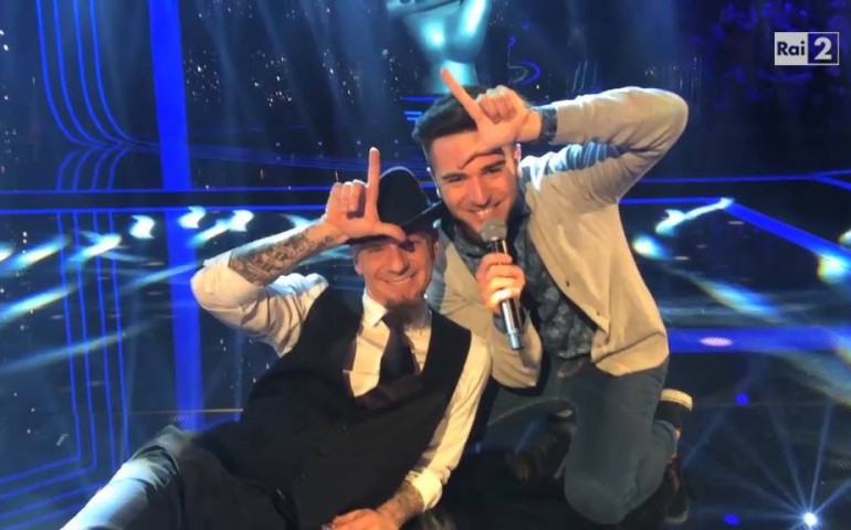 Il cagliaritano Maurizio Di Cesare conquista J-Ax a “The Voice of Italy”