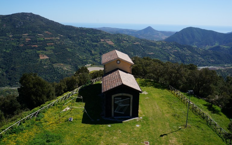 Ulassai conquista ancora. Boom di presenze per la mostra “Dal Pane al Sasso – dal Segno allo Spazio”