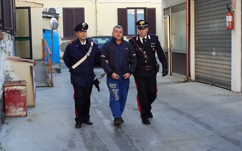 l'uomo tratto in arresto dai carabinieri