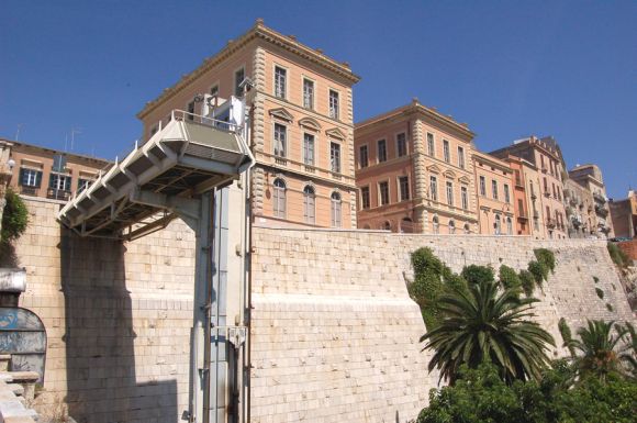 Cagliari, Bastione: Al via i lavori di sistemazione dell’ascensore di via Regina Elena