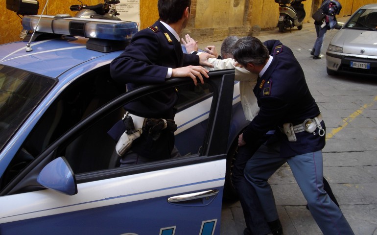 Senza patente, guidava un’auto rubata: arrestato un pregiudicato di Cagliari
