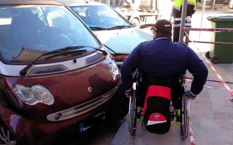 La vita ad ostacoli di un disabile a Cagliari tra barriere architettoniche e inciviltà
