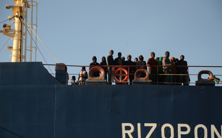 E’ attraccata a Cagliari la petroliera greca con a bordo 82 migranti: fra loro 17 donne di cui tre incinte